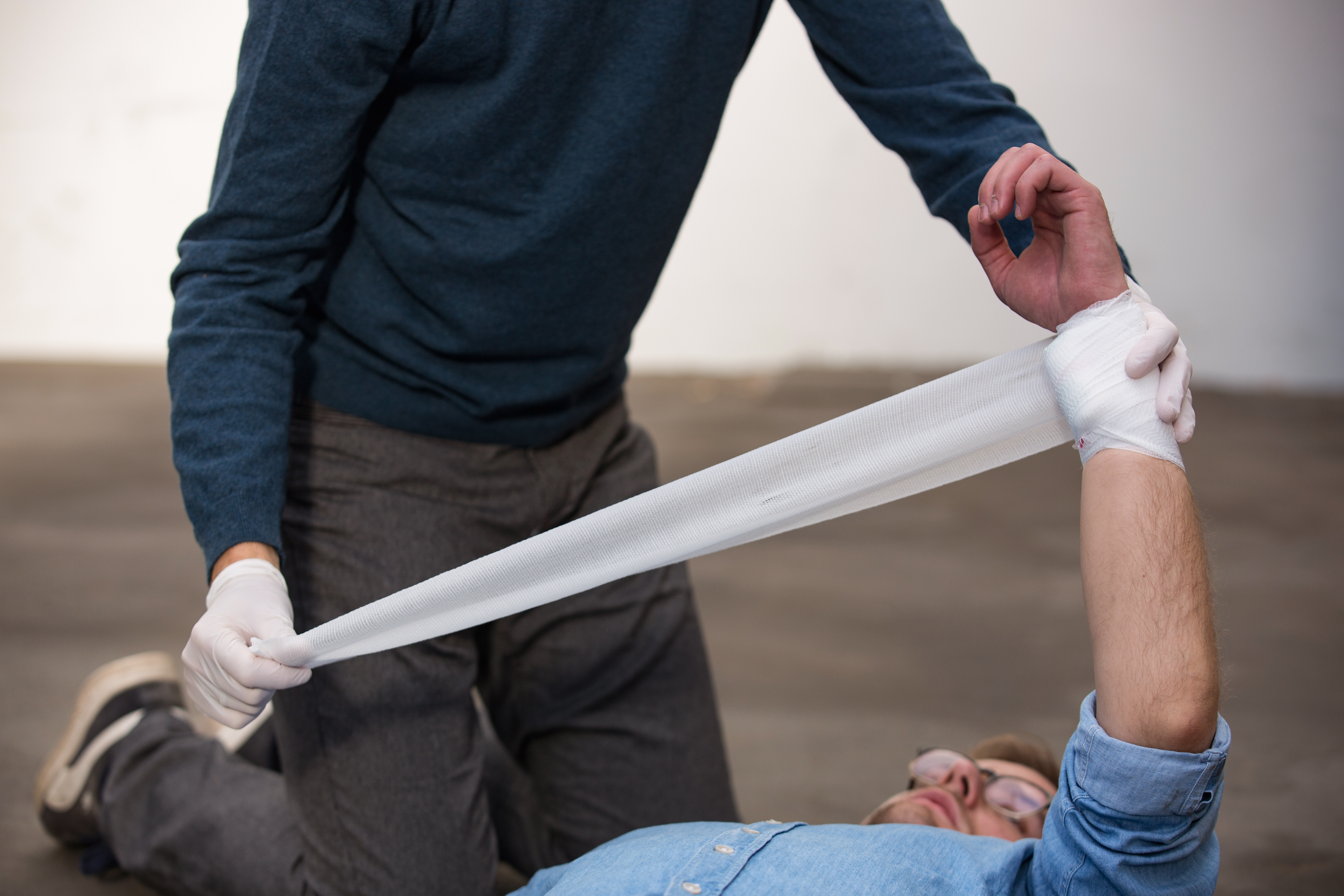 Erste_Hilfe-1597 (1).jpg Erste_Hilfe_Kurs_Verletzten_verarzten_verbinden_Verbandsmaterial